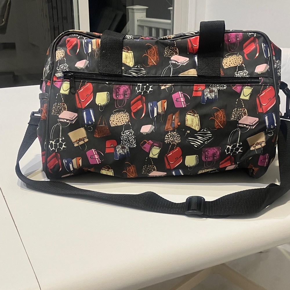 Very rare vintage 1990s Nicole Miller duffel bag.This bag’s in wonderful shape.